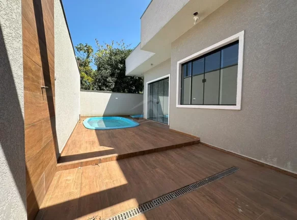 Imagem CASA COM PISCINA, 3 QUARTOS SENDO 1 SUÍTE, PONTAL