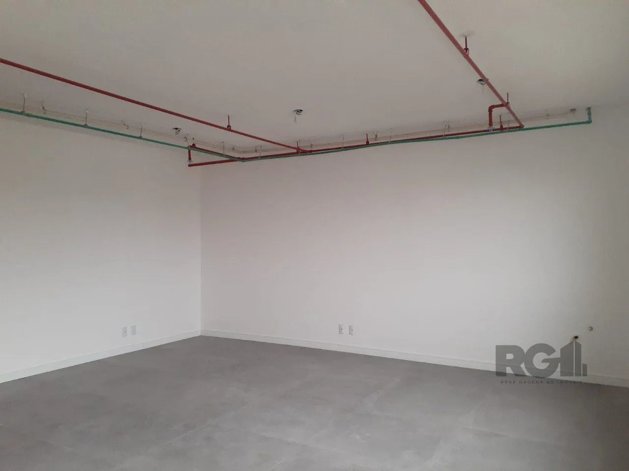 Imagem Excelente sala comercial no Menino Deus, com uma vaga de garagem.