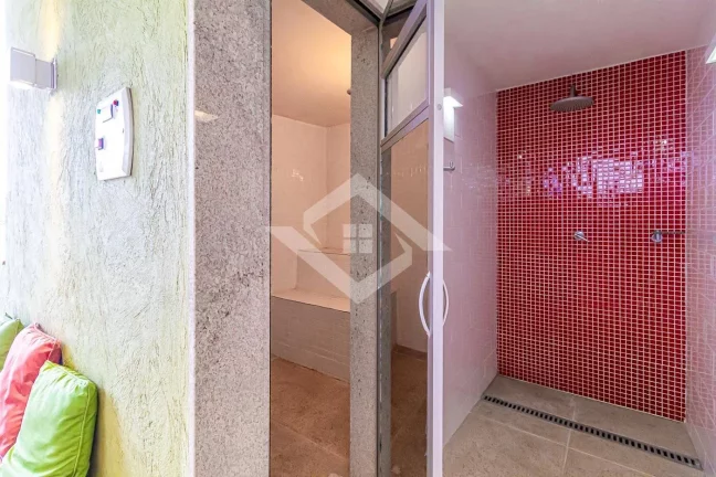 Imagem Casa Triplex de 4 Quartos para Venda no Humaitá com 595 m²