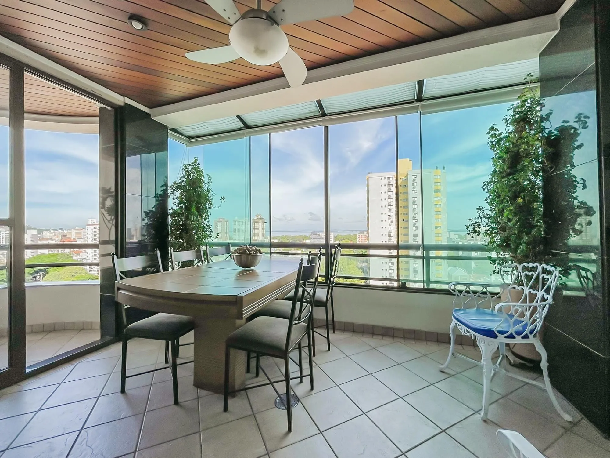 Imagem Lindo apartamento 03 dormitórios, duas vagas Coração Menino Deus