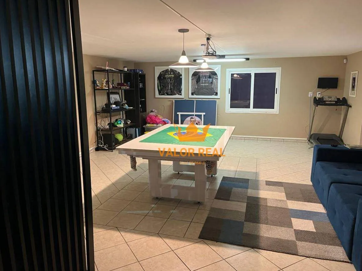Imagem Casa de noivos em rua tranquila e com segurança. AT 394 m2, 3 Dorm, 2 Suites, Salão de Festas, R$ 790.500