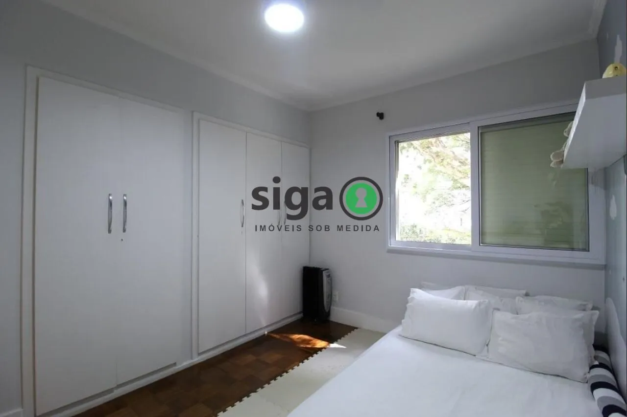 Imagem Apartamento sofisticado em Moema com reforma impecável e 2 vagas fixas.