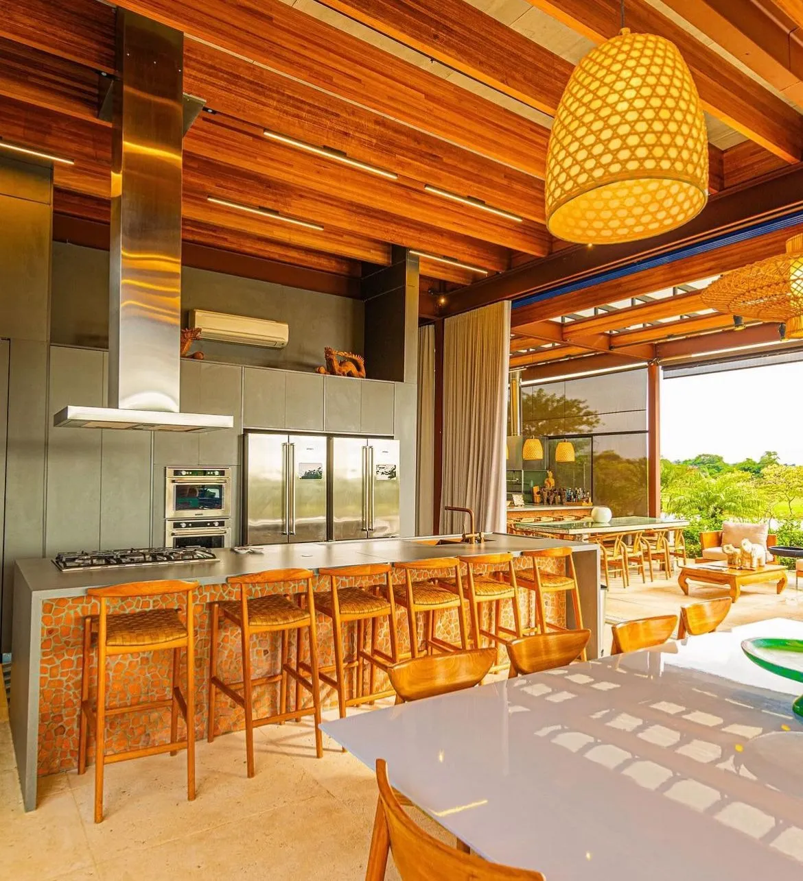 Imagem Venha se encantar com esta deslumbrante casa inspirada em Bali, localizada na prestigiada Fazenda Boa Vista, com uma vista deslumbrante