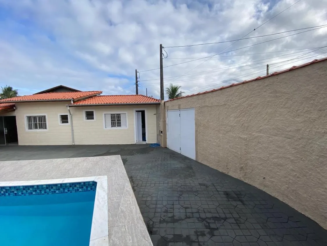 Imagem CASA COM PISCINA, CHURRASQUEIRA E ACEITA FINANCIAMENTO BANCÁRIO NO JARDIM SUARÃO EM ITANHAÉM