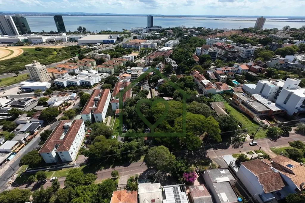 Imagem Oportunidade Única no Bairro Cristal: Dimensões Generosas e Localização Privilegiada 
 
 Raridad...