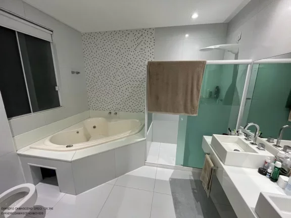 Imagem Casa de luxo em condomínio no Portão: 5 quartos, 5 suítes, 3 salas, 2 banheiros, 6 vagas, 1.500m² em Lauro de Freitas-BA