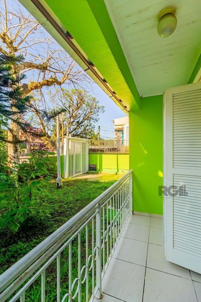 Imagem Casa de 4 dormitórios no bairro Belém Novo