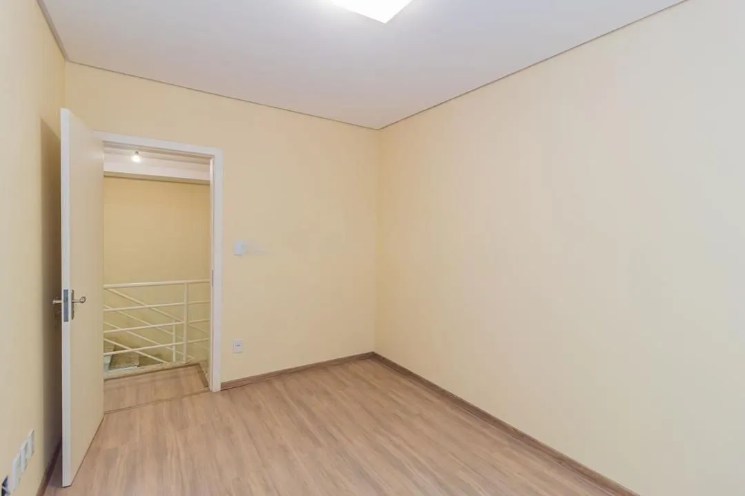 Imagem Casa com 3 dormitórios, suíte, lavabo e amplo pátio.