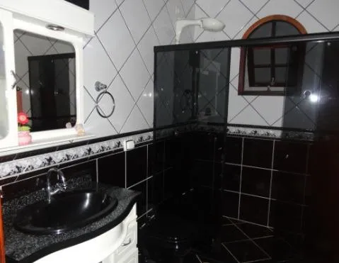 Imagem VENDA DE SOBRADO NO JARDIM PRESIDENTE DUTRA, EM GUARULHOS/SP, 300m² com 4 quartos, suíte, salão amplo e coberto e garagem para 02 autos. CONSULTE-NOS.