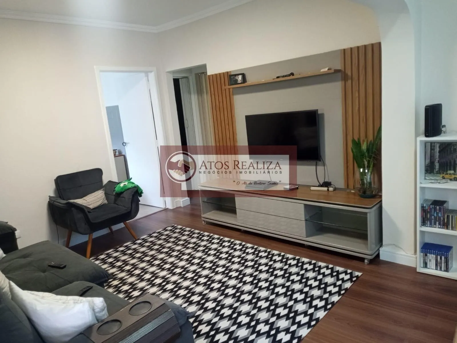 Imagem Oportunidade a venda no Bairro de Veleiros. Vendo excelente casa com Edícula em Veleiros, são 250m² de área, com 3 dormitórios, sendo 1 Suíte, sala, Cozinha, área de lavanderia, área de churrasqueira com banheiro, edícula com 2 cômodos e banheiro, maís um