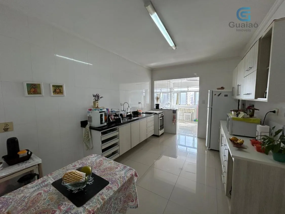Imagem Vendo Amplo Apartamento 03 dormitórios, 01 Suíte, Dependência de Serviço Completa e Garagem demarcada, Frente para a rua, no Boqueirão, Santos