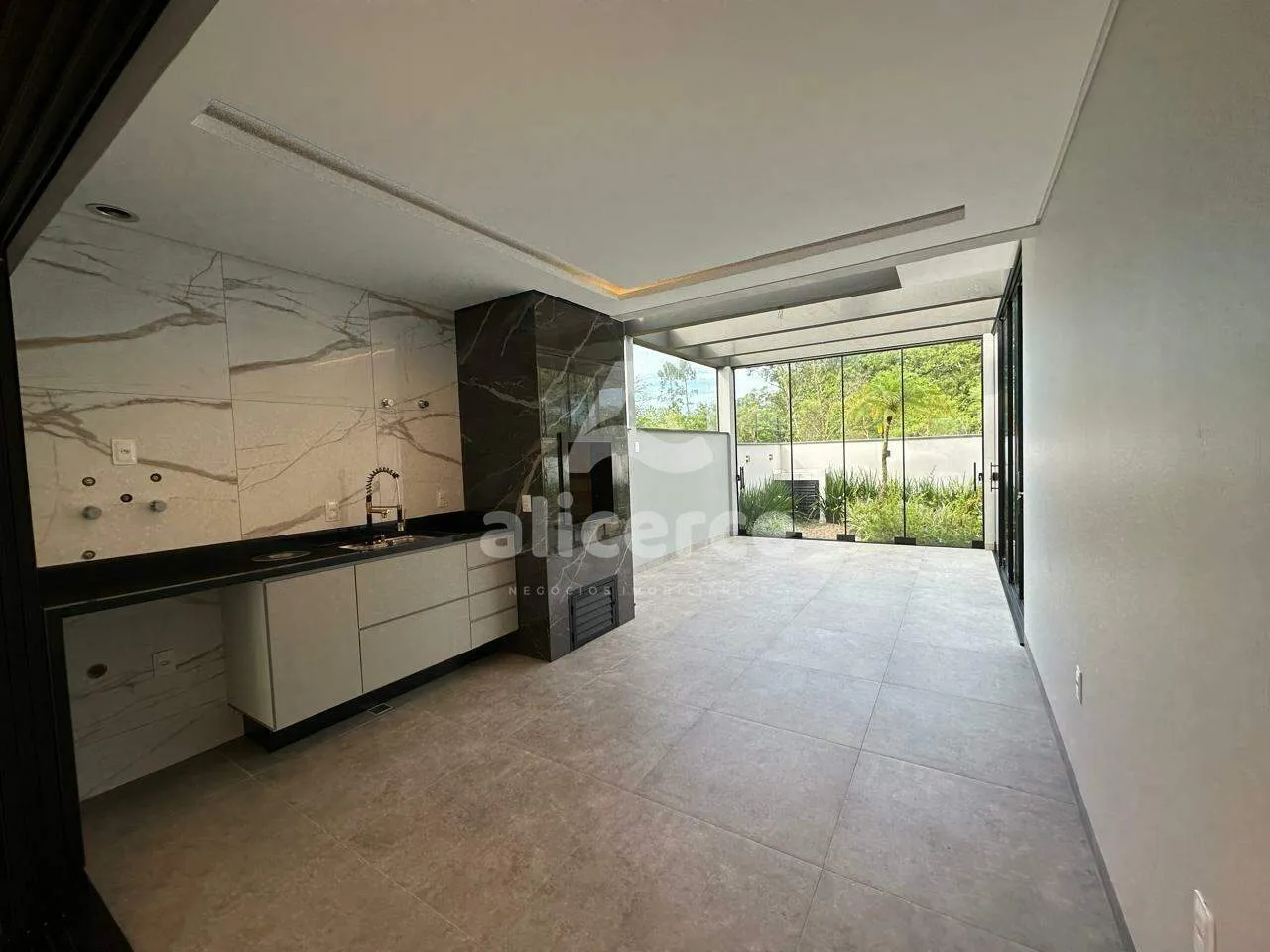 Imagem Casa mobiliada ampla, 3 dormitórios com suíte em São José - SC