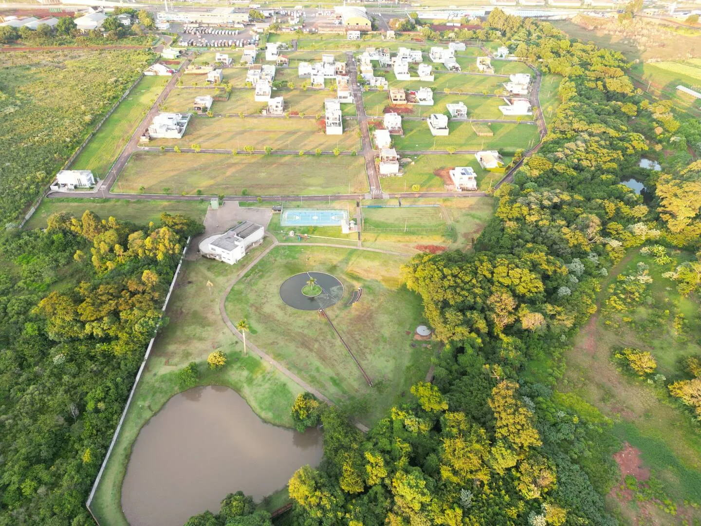 Imagem Terreno à venda em Condomínio, Bairro Cascavel Velho em Cascavel: Churrasqueira, Playground, Portaria 24h - Venda
