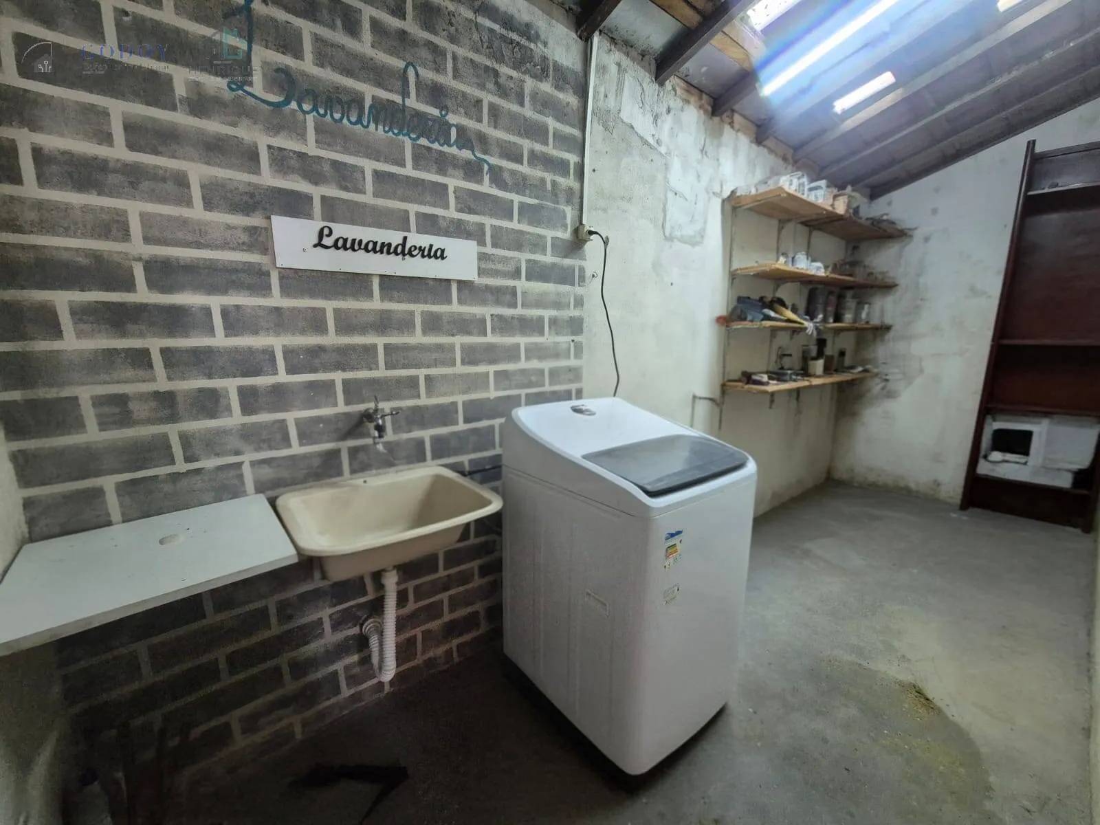 Imagem Casa com 2 Dormitórios e Garagem para 2 Carros