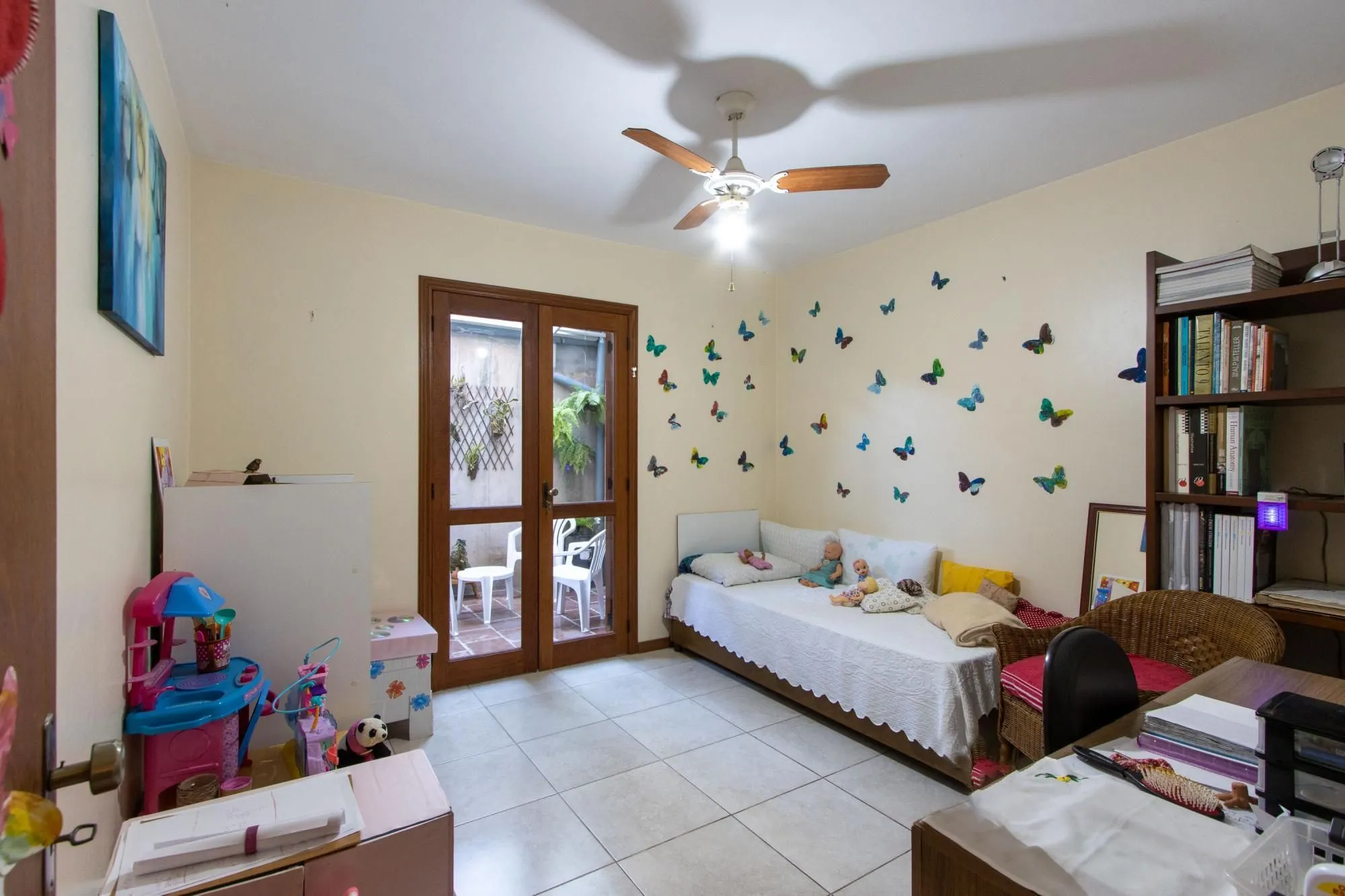 Imagem Casa de Alvenaria, possui 3 dormitórios, uma suíte, hall de entrada, lavabo, living com lareira, cozinha ampla com armários, área gourmet com churrasqueira, corredor, pátio e 4 vagas de garagem, uma construção em anexo que possui hall de entrada, lavabo, 