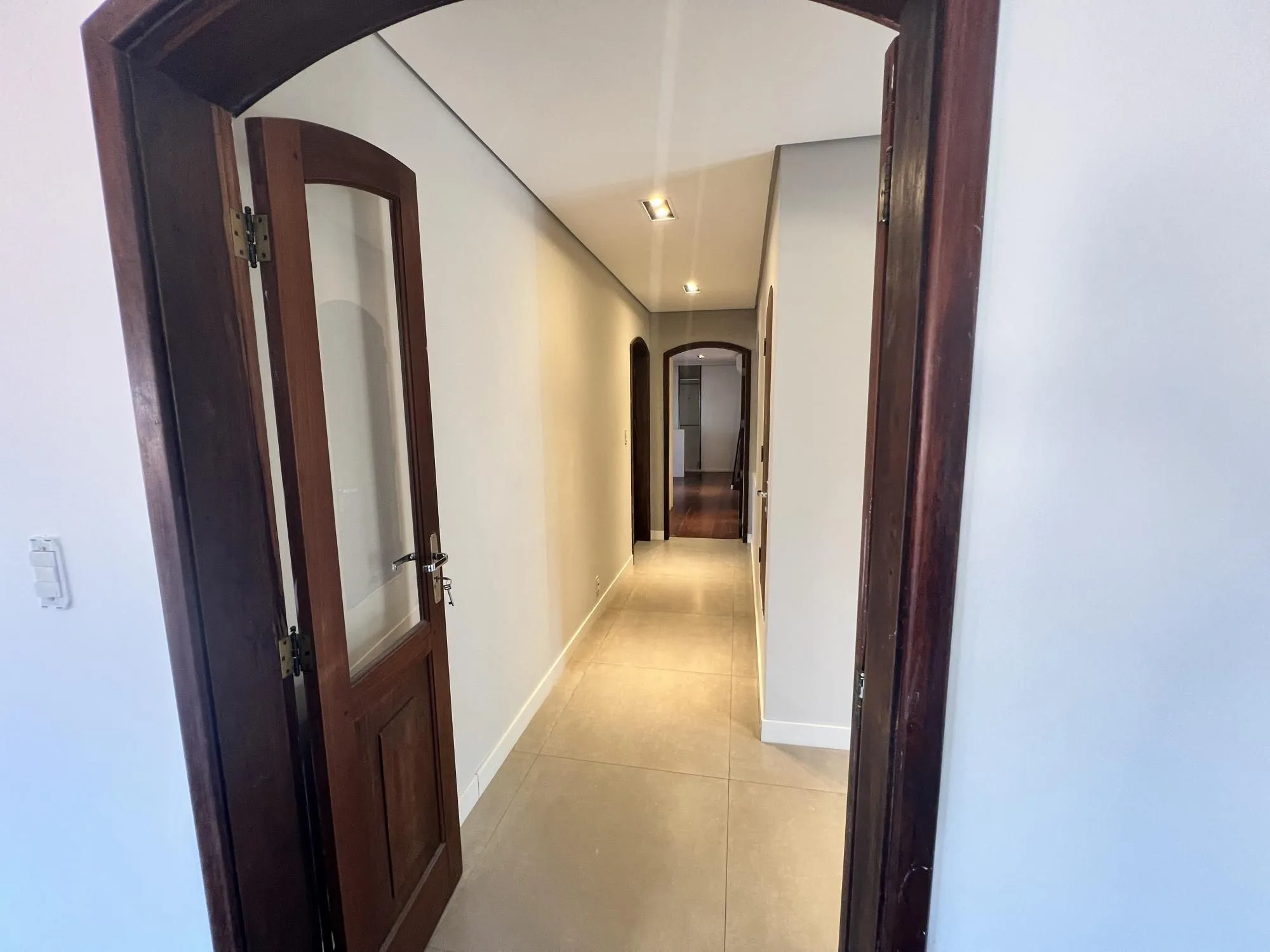 Imagem Belíssima casa no Bairro Tristeza com 645m²