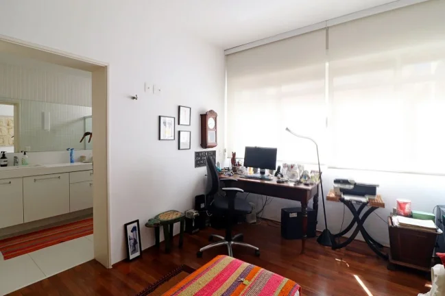 Imagem Apartamento 236 M², 1 por andar, hall fechado, 2Q, 2 Suítes, 3 banheiros, 2 vagas, ar split, lareira, próximo ao metrô, janela antirruído.