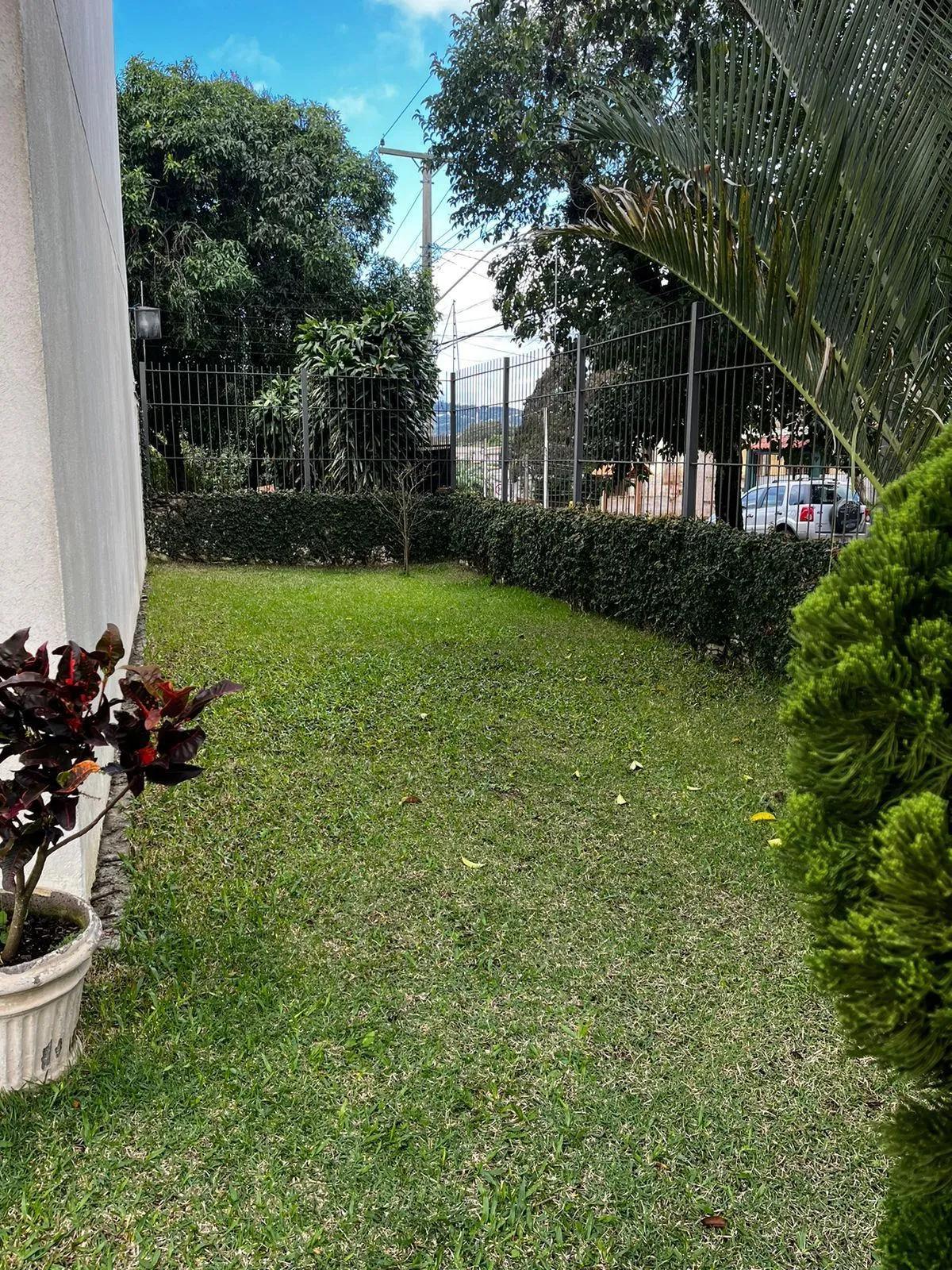 Imagem Sobrado com 3 quartos, 1 suíte, lareira, churrasqueira, 3 vagas cobertas na zona sul.