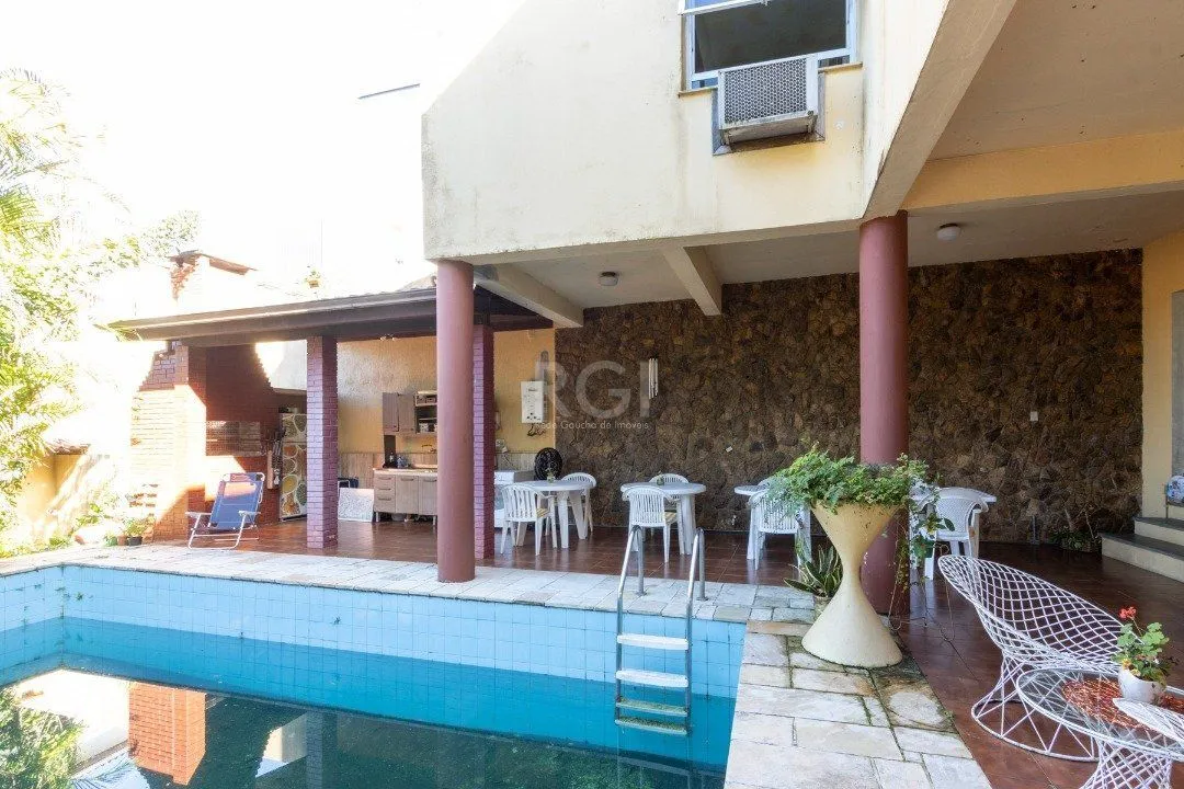 Imagem Sobrado com 345m² privativos, 3 suites, 2 vagas, churrasqueira. pátio com piscina - Bairro Cristal