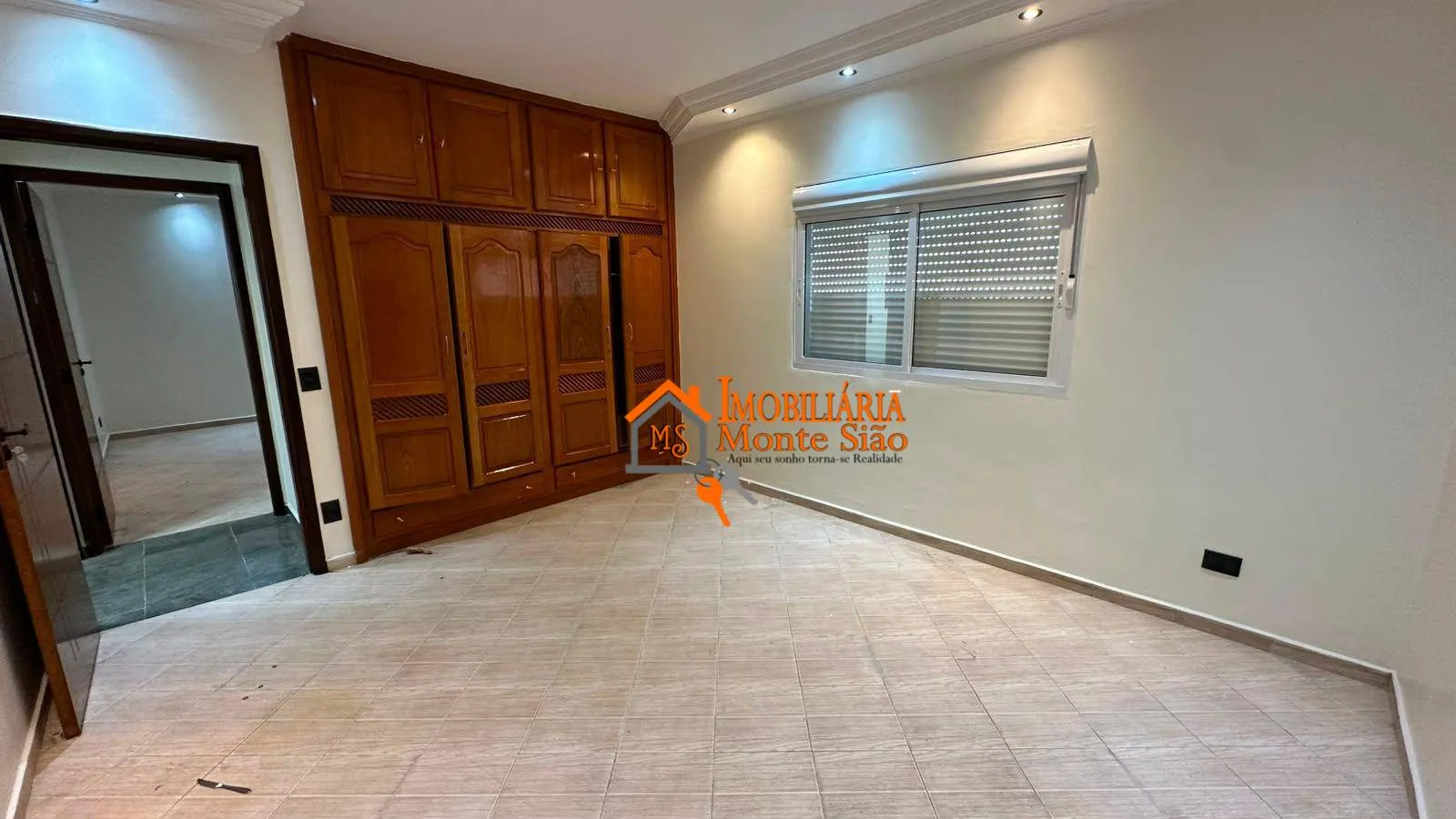 Imagem Casa Sobreposta com Piscina em Localização Privilegiada | 390 m² de Terreno