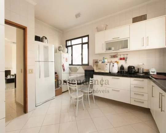 Imagem Imóvel possui living amplo para 3 ambientes, varanda integrada, lareira, lavabo, na área íntima s...