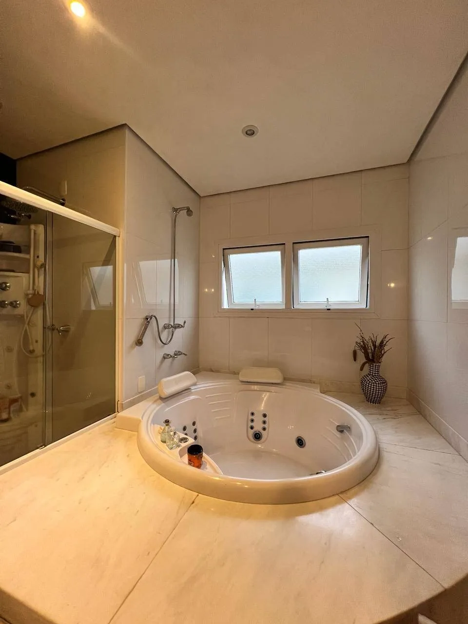 Imagem Casa de Alto Padrão em Alphaville - 4 Suítes, Piscina e Lazer Completo