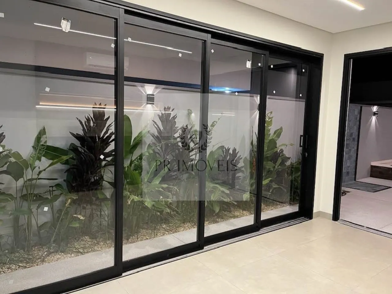 Foto do imóvel Casa à venda em Araraquara-SP: 3 quartos, 3 suítes, 2 salas, 4 banheiros, 2 vagas de garagem, 186 m² no Condomínio Portal das Tipuanas.