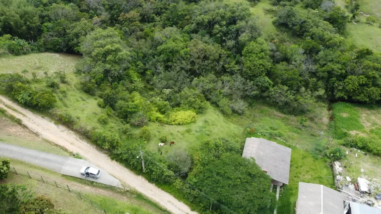 Imagem Terreno de 2.492m² à venda em Ambrósio, Garopaba-SC: oportunidade única perto do centro e praias!
