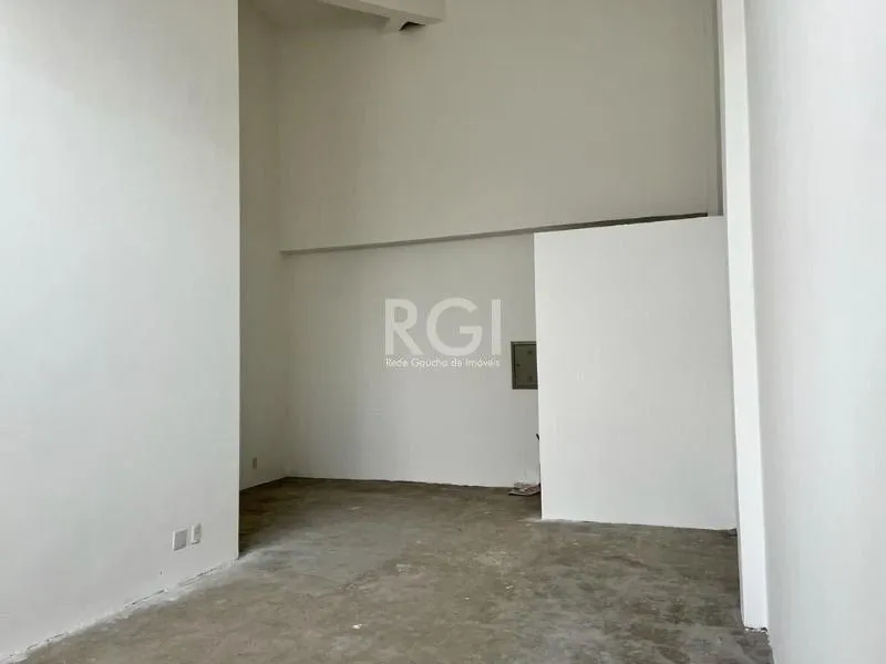 Imagem MÁFFER IMÓVEIS ALUGA LOJA COMERCIAL COM 35M² PRIVATIVOS EM REGIÃO COM GRANDE FLUXO DE PEDESTRES E VEÍCULOS