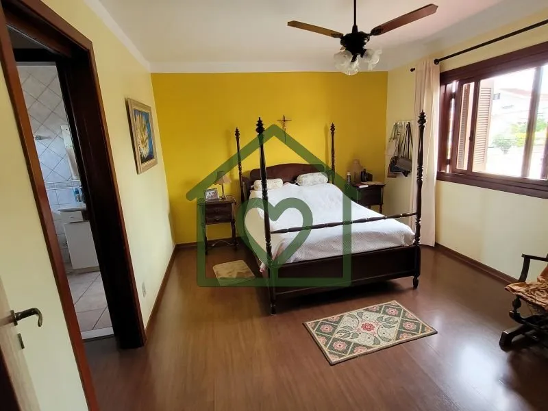 Imagem Casa estilo " tradicional", sólida, construída p/ morar e ter muita história, como disse o propri...