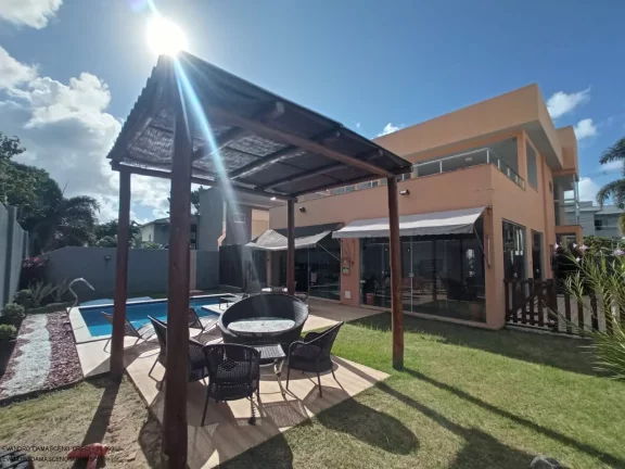 Imagem Luxuosa Casa em Condomínio à Venda em Camaçari-BA, Vila de Abrantes: 4 Quartos, 4 Suítes, 2 Salas, 2 Banheiros, 4 Vagas, 280m².