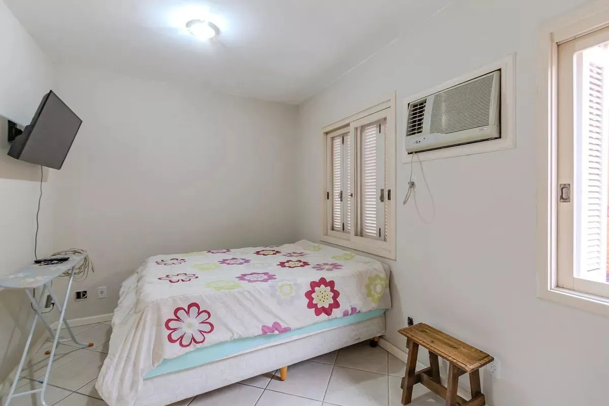 Imagem Casa de condomínio, 3 dormitórios, 1 suíte e 2 vagas cobertas no bairro Teresópolis.