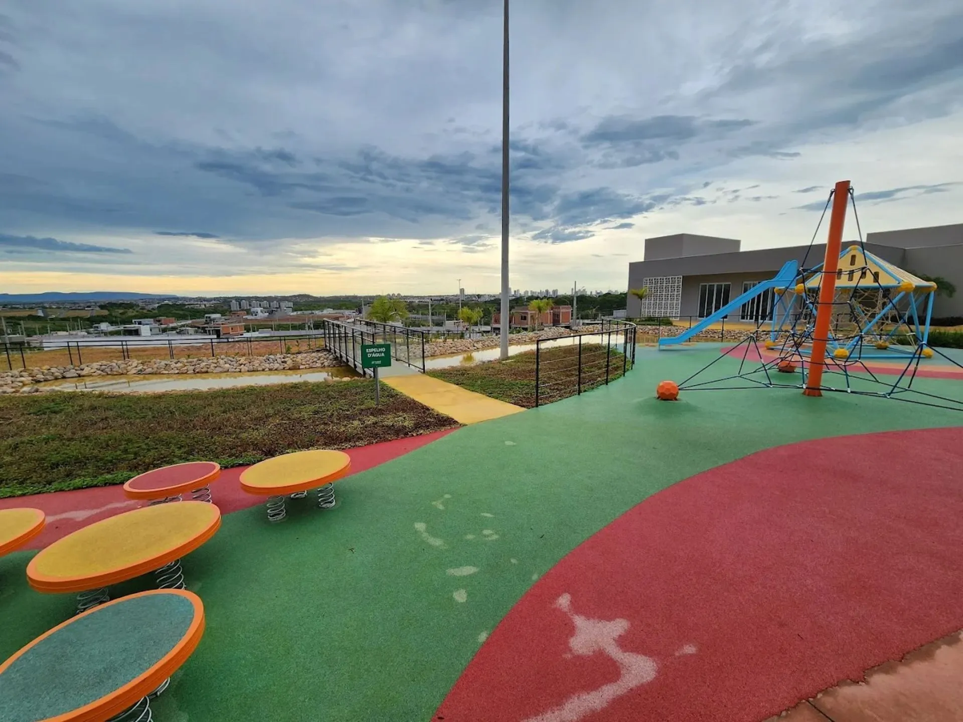 Foto do imóvel Terreno Condominio Florais Perola Bairro Ribeirão do Lipa em Rodovia Arquiteto Hélder Cândia