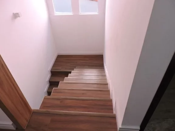 Imagem CASA RECEM REFORMADA EM FRENTE DE UM LAGO