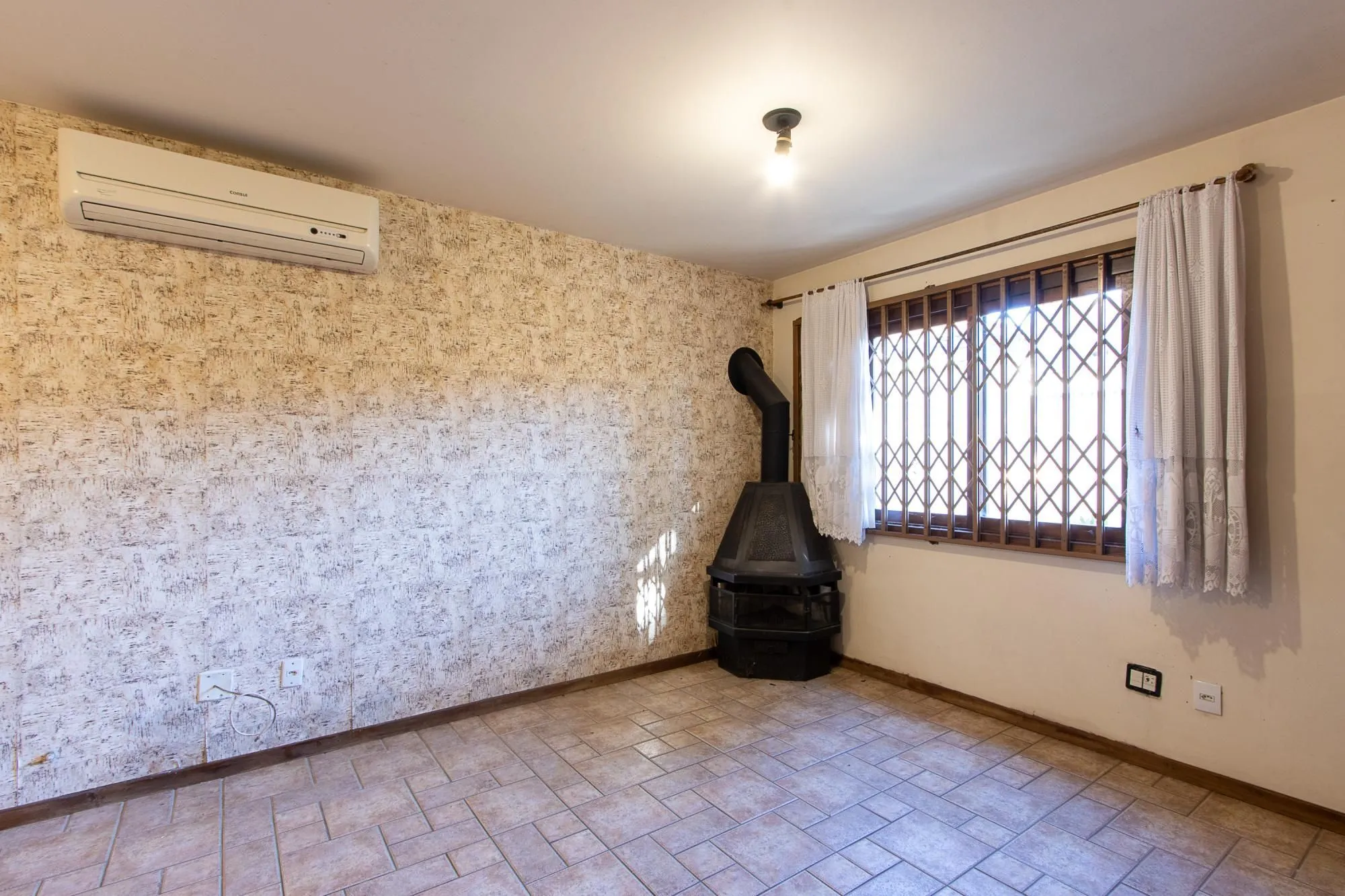 Imagem Casa 3 dormitórios, 1 suíte, 2 vagas - Bairro Camaquã