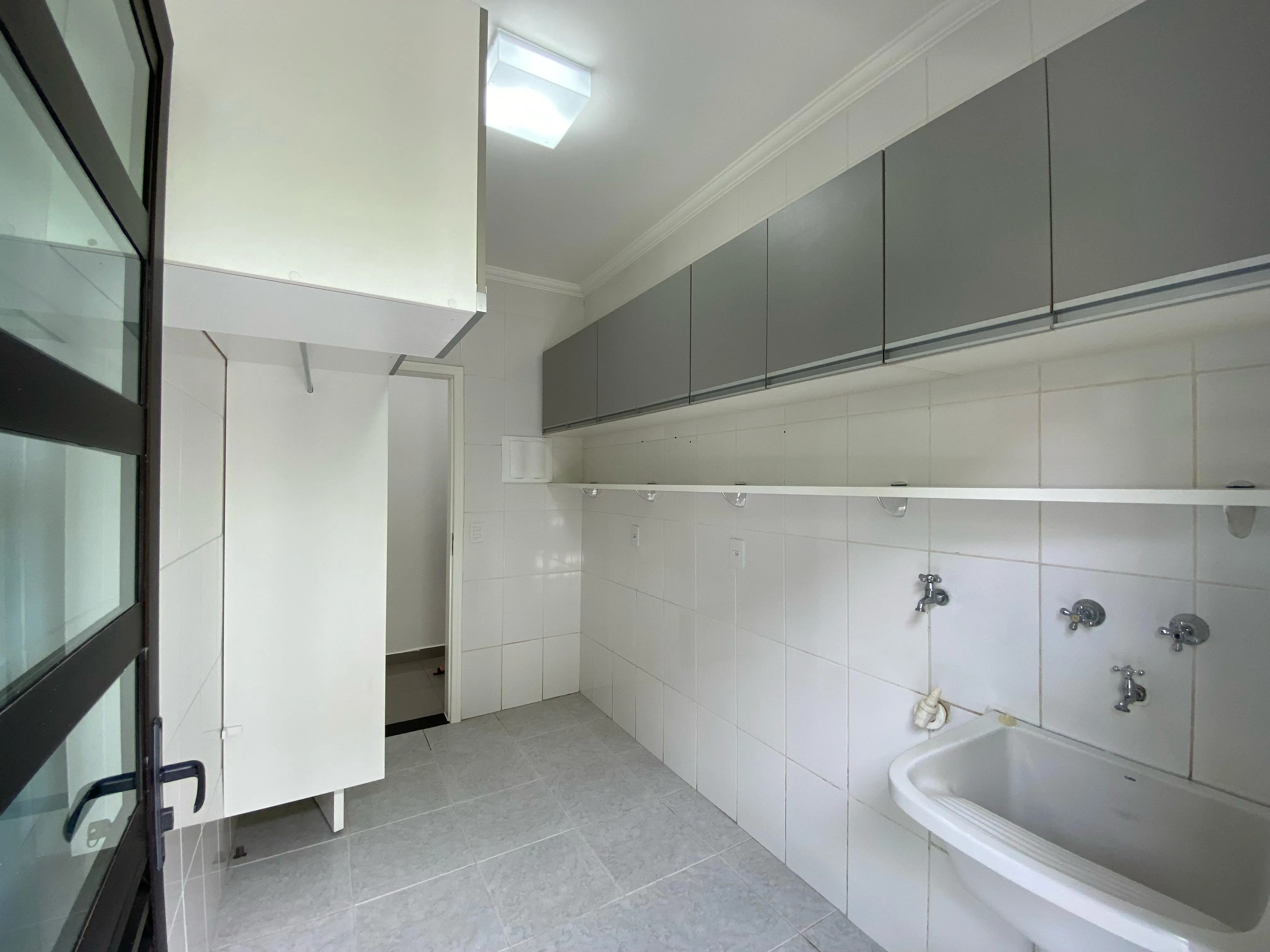 Imagem Casa no Condomínio Portal do Sabiá - 380m² de Área Construída, 3 Suítes e Piscina
