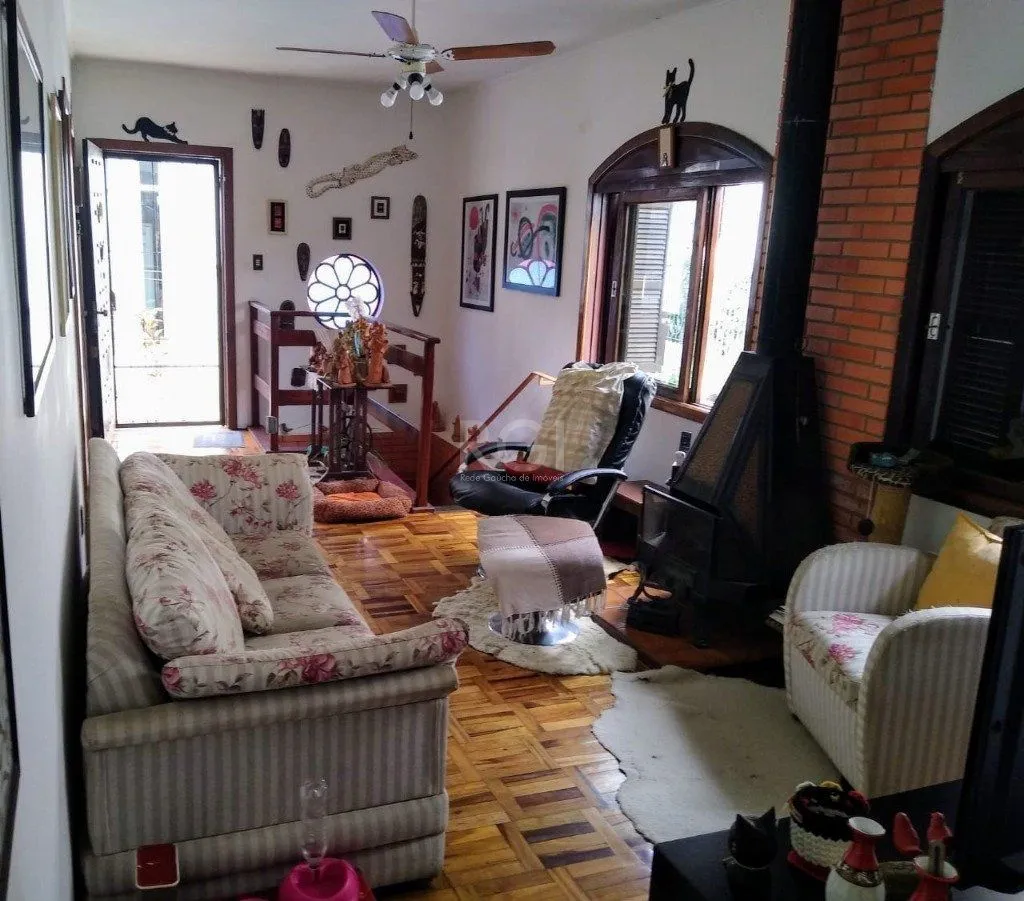 Imagem Casa para Venda - 240m², 3 dormitórios, 3 vagas - Teresópolis