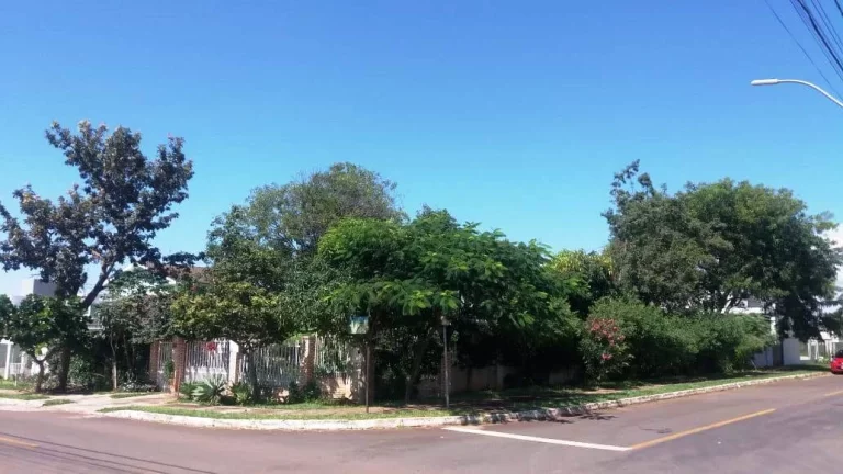 Imagem Terreno de esquina, com 865 m² no Taquarí (Lago Norte/DF) com edícula de 17