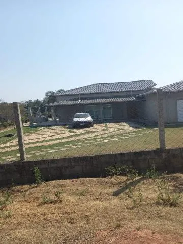 Imagem VENDA DE CASA EM SANTA ISABEL/SP, terreno de 3.120m² e 360m² A/C com 3 suítes, 3 salas, cozinha, quintal com pomar, piscina e 2 vagas. CONSULTE-NOS.