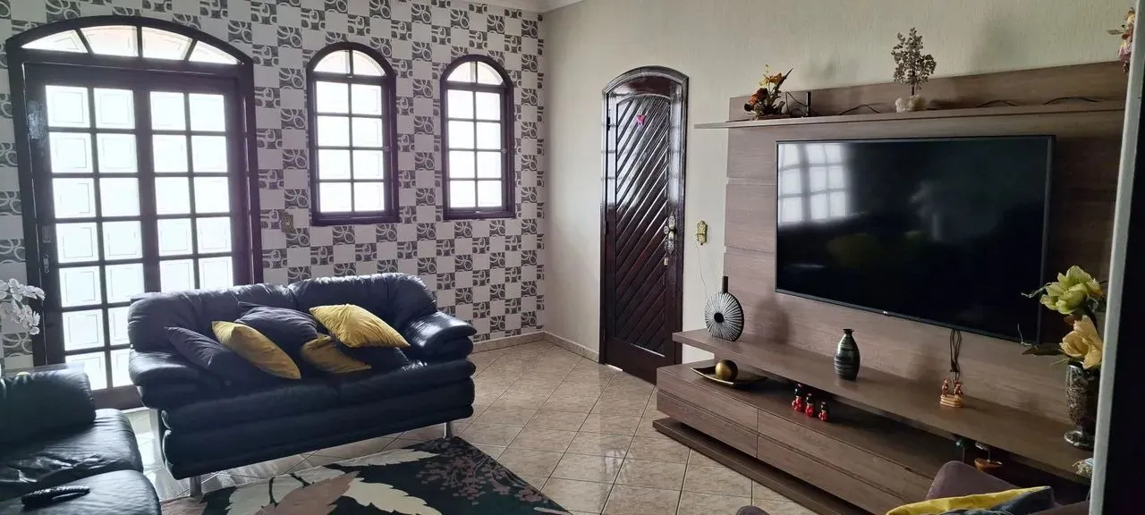 Imagem Imperdível Casa Comercial à Venda em Cidade], Bairro]: 3 Quartos, 1 Suíte, 1 Sala, 2 Banheiros, 5 Vagas, 256m²!