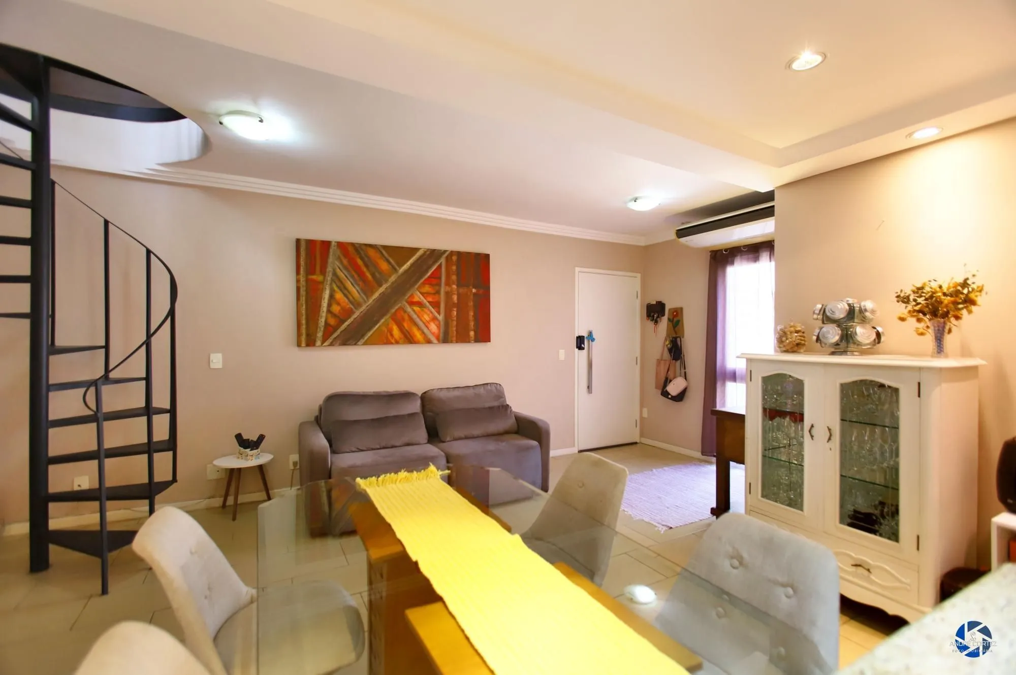 Imagem Vende cobertura: Piso inferior: 03 dormitórios, 02 banheiros, living 2 ambientes, cozinha americana.