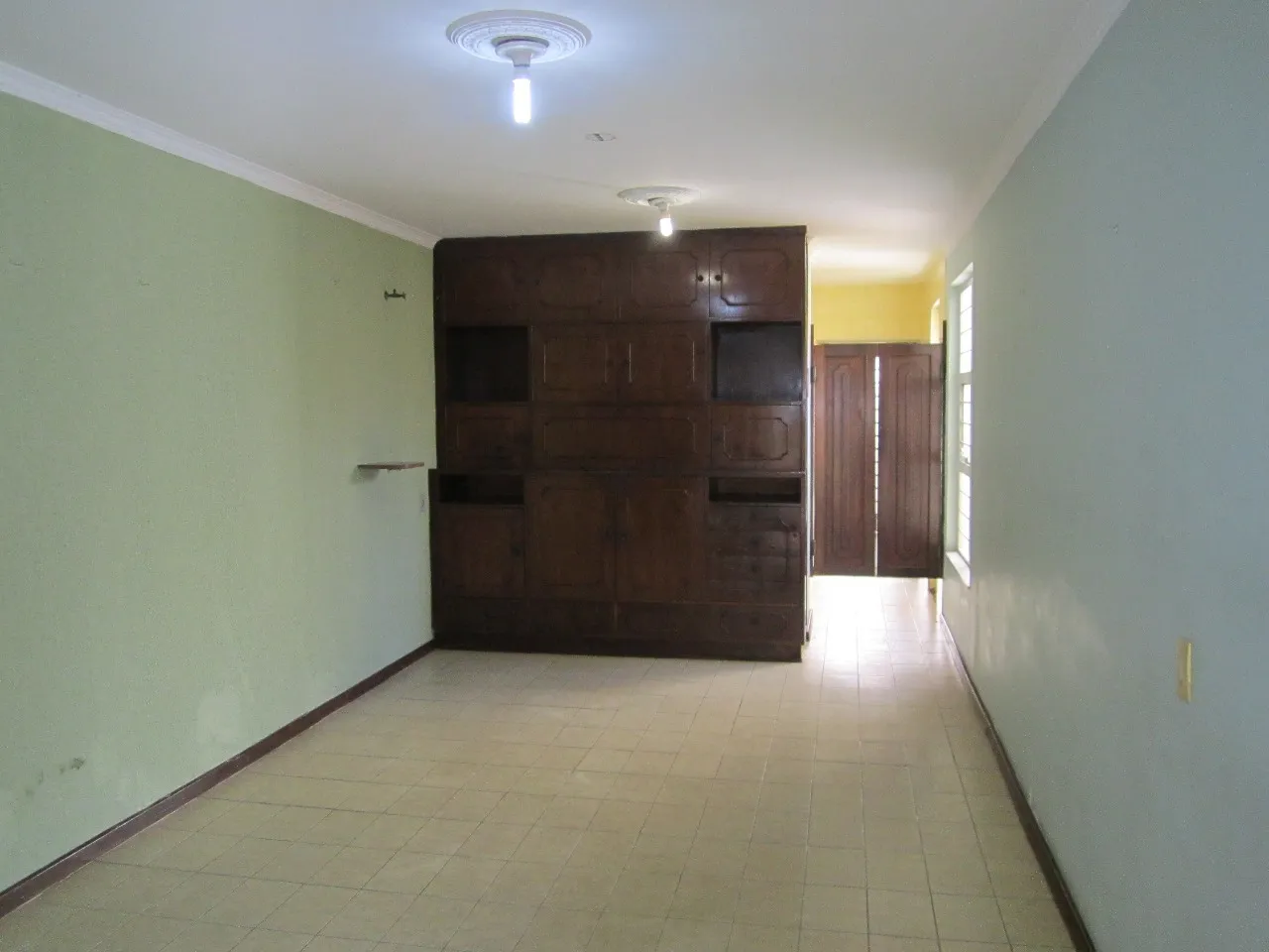 Imagem Casa comercial de luxo para locação na Vila Augusta, Sorocaba-SP: 6 quartos, 4 suítes, 2 salas, 5 banheiros, 2 vagas de garagem.