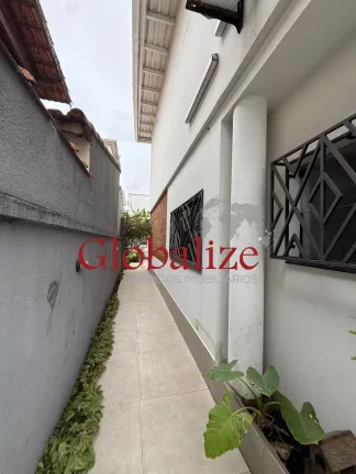 Imagem Casa com 4 dormitórios, edícula, vaga para 3 carros e quintal amplo na Ponta da Praia em santos por R$ 2.600.000,00
