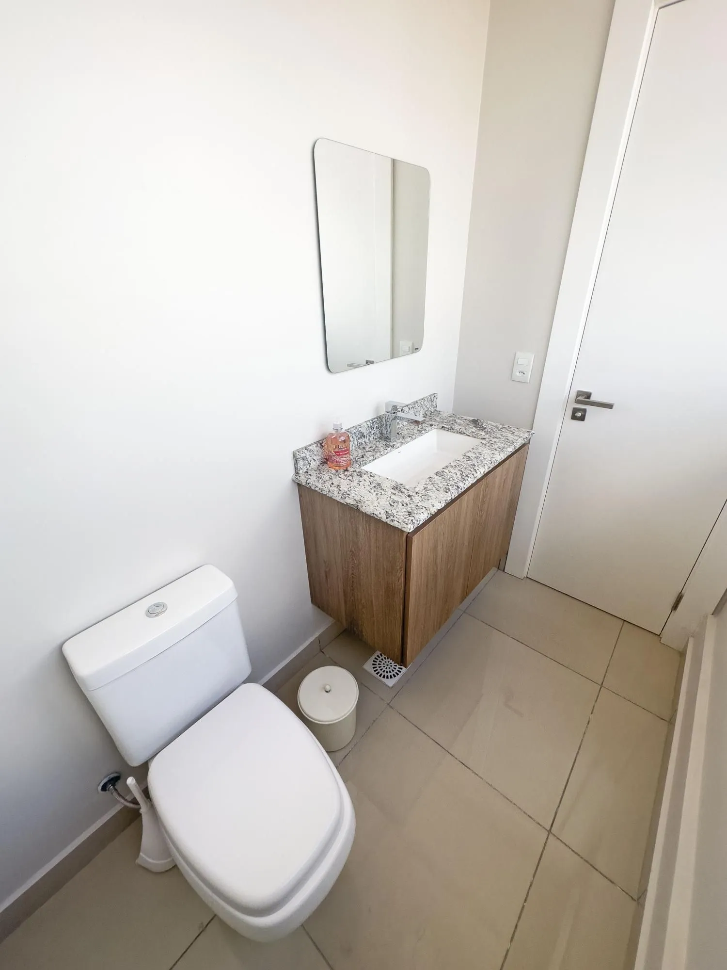Imagem MÁFFER IMÓVEIS Sala comercial no bairro Auxiliadora, em ponto estratégico na Rua Eudoro Berlink, nº 354, região nobre de Porto Alegre, próxima às Avenidas Mariland e 24 de Outubro.