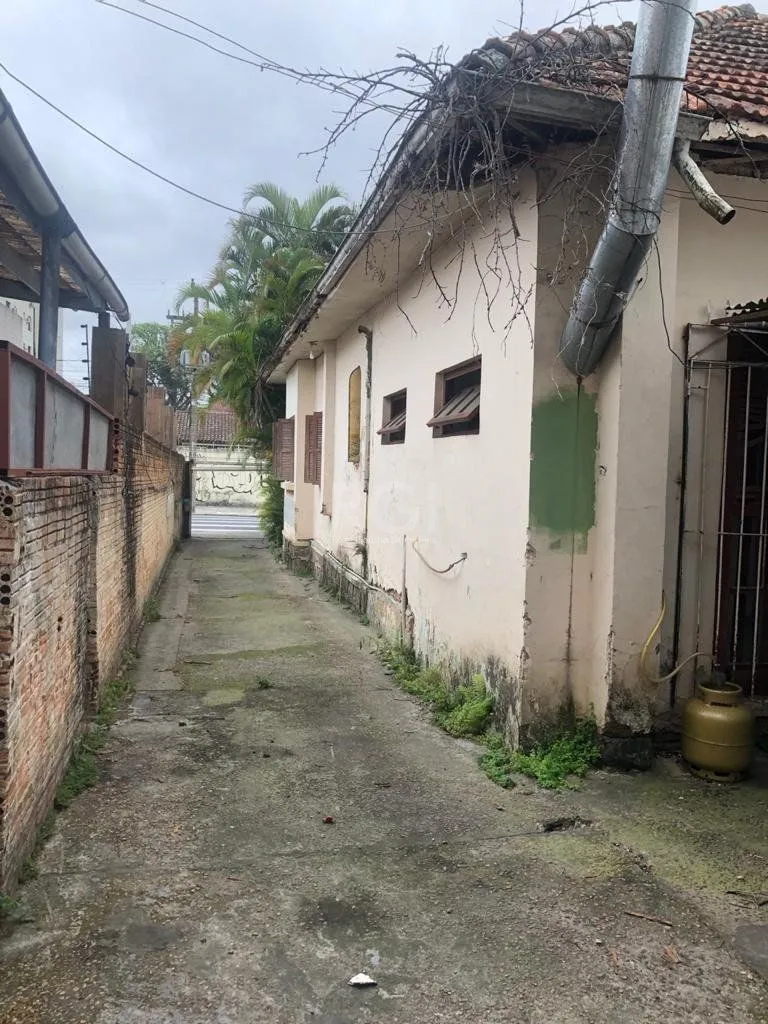Imagem Casa/terreno medindo 200m² de privativo, 550m² totais no bairro Partenon, 9 vag