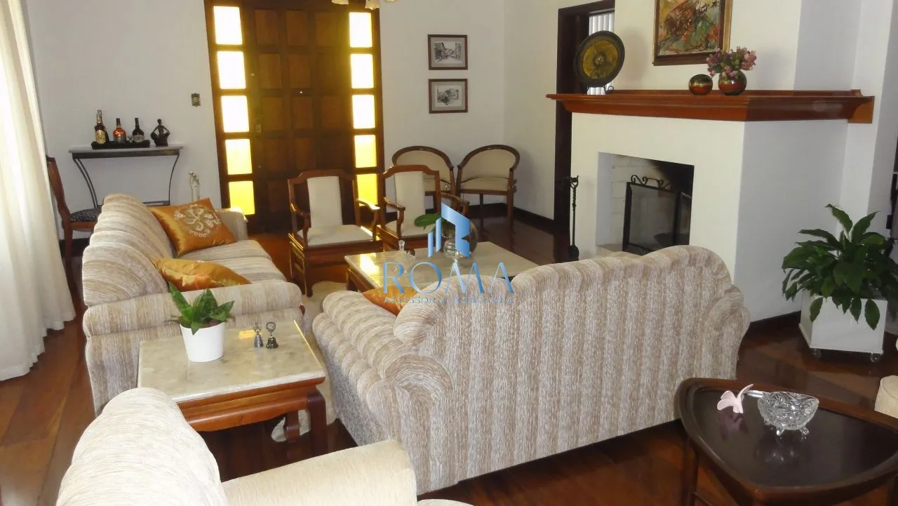 Imagem Casa à Venda no Centro de Santa Maria com 5 Dormitórios, Piscina e Salão de Fest