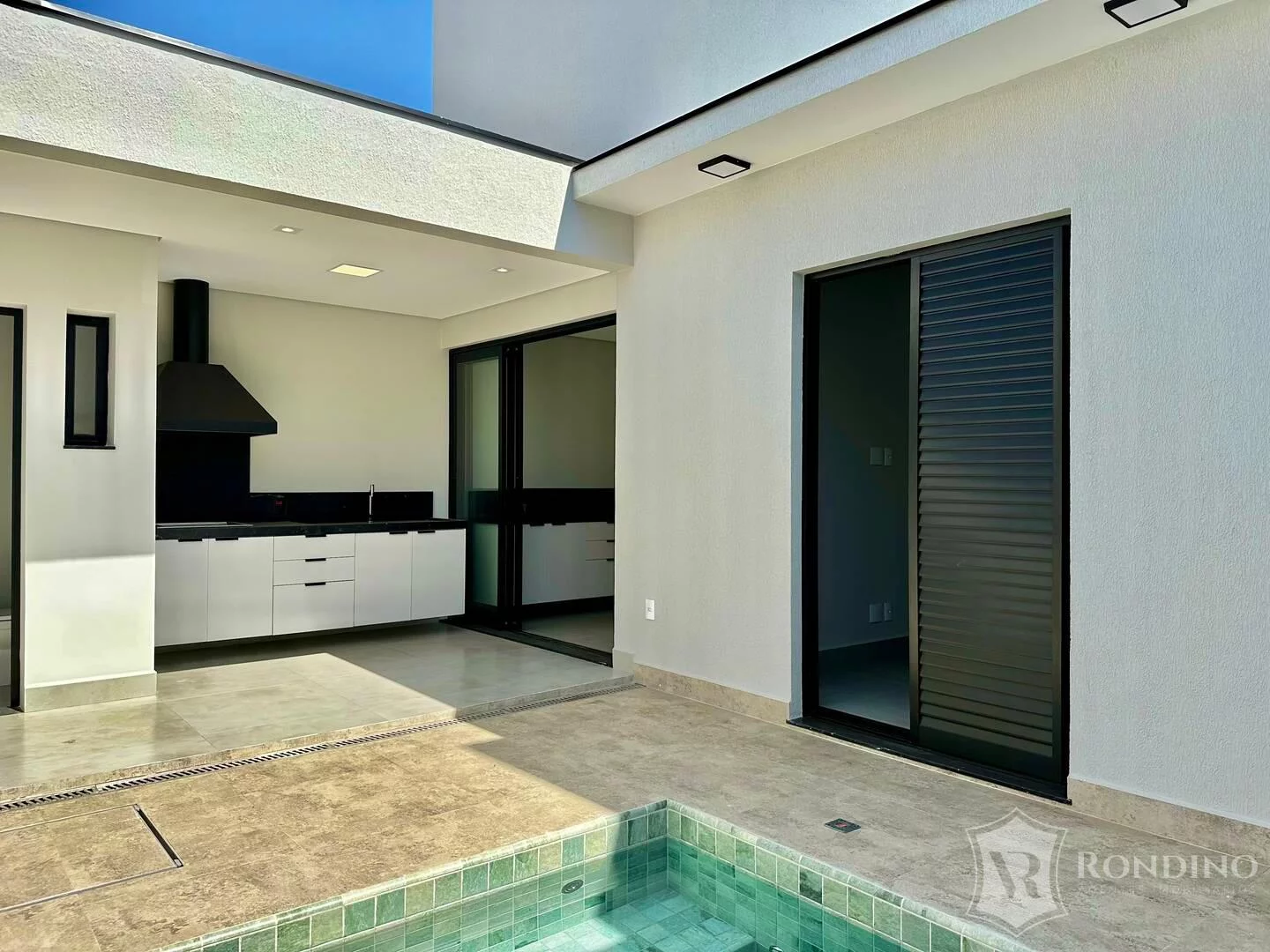 Imagem Casa t?(C)rrea em condomínio Terras de São Francisco, 3 dormitórios e piscina