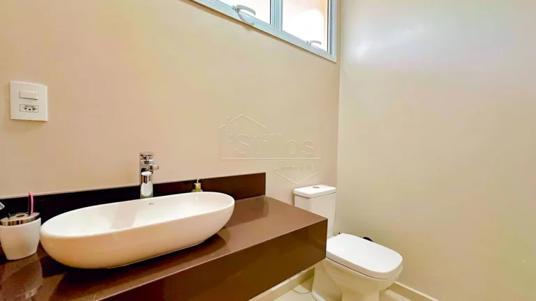 Imagem Residência com Arquitetura Imponente e Vista Permanente