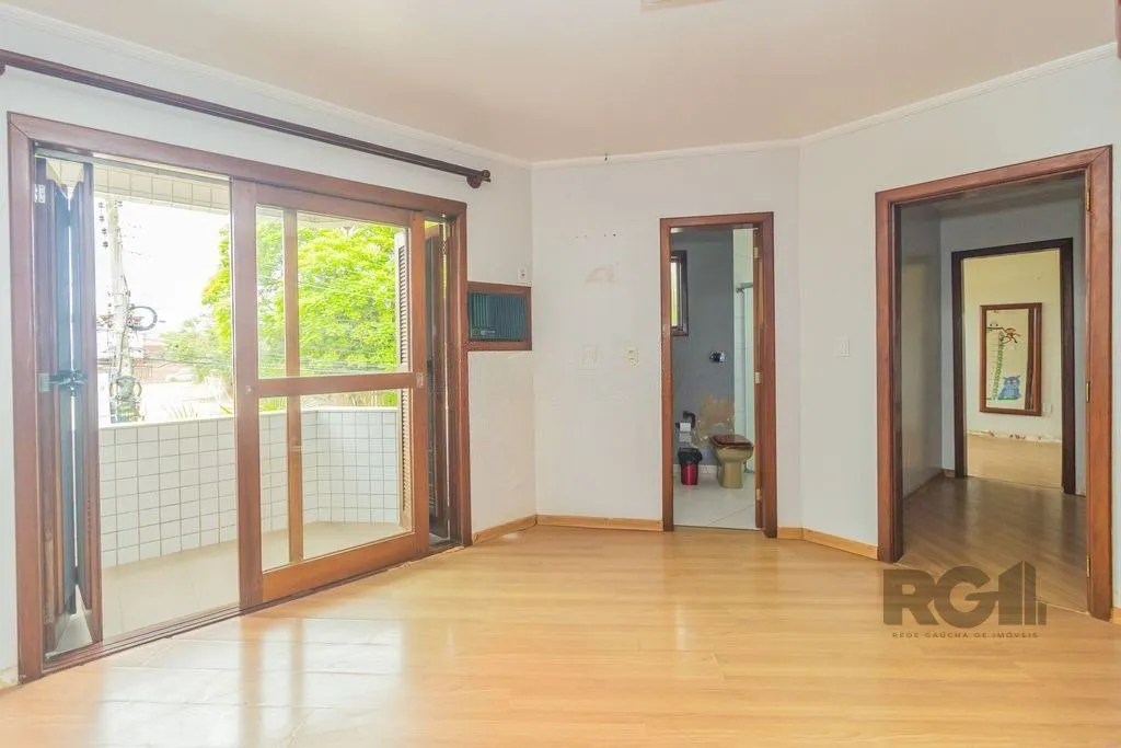 Imagem Casa com 240m², 3 dormitórios, 6 vagas no bairro Sarandi