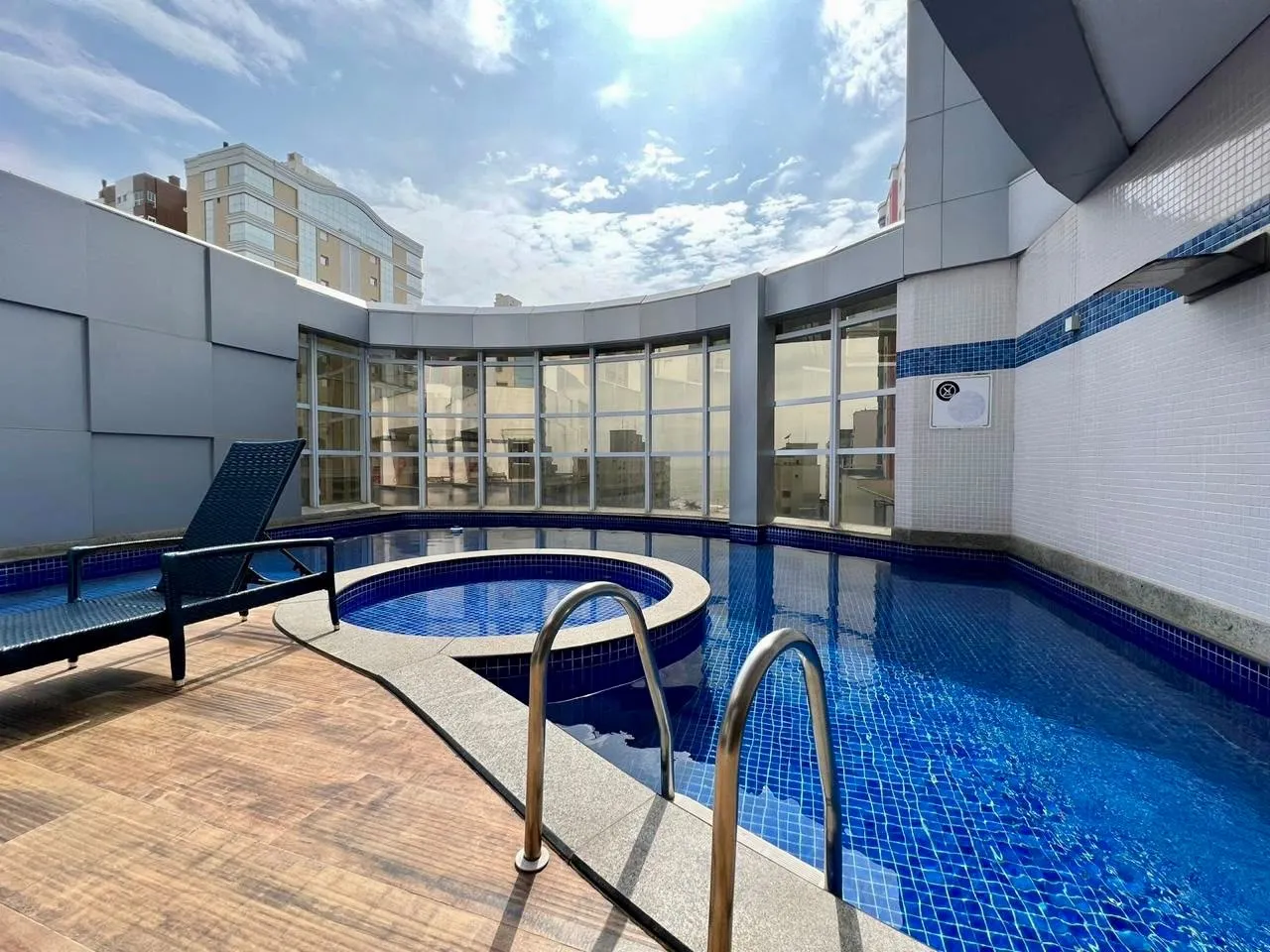 Imagem Apartamento com vista para o mar à venda com 220m2 por R$ 3.900.000,00